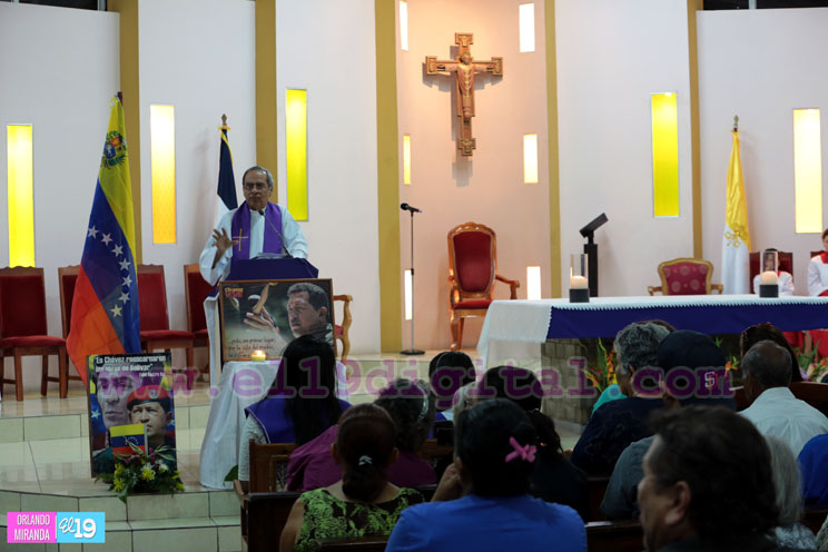 Celebran Misa en homenaje al Comandante Hugo Ch&aacute;vez y al padre Theo Klomberg